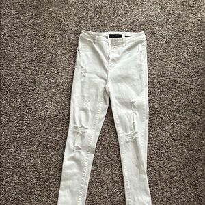 Elegant White Distressed Skinny Jeans